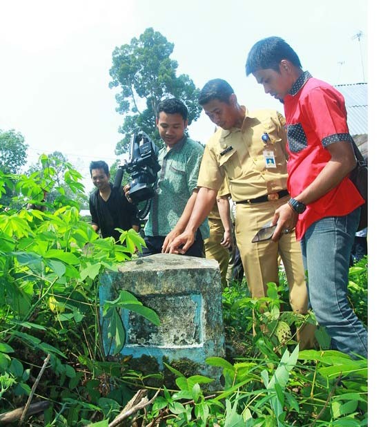 Tapal batas Ladang Panjang, Jambi-Lubuk Sanggar, Palembang yang digeser jauh ke dalam wilayah Provinsi Jambi oleh pihak Provinsi Sumatera Selatan (Sumsel).